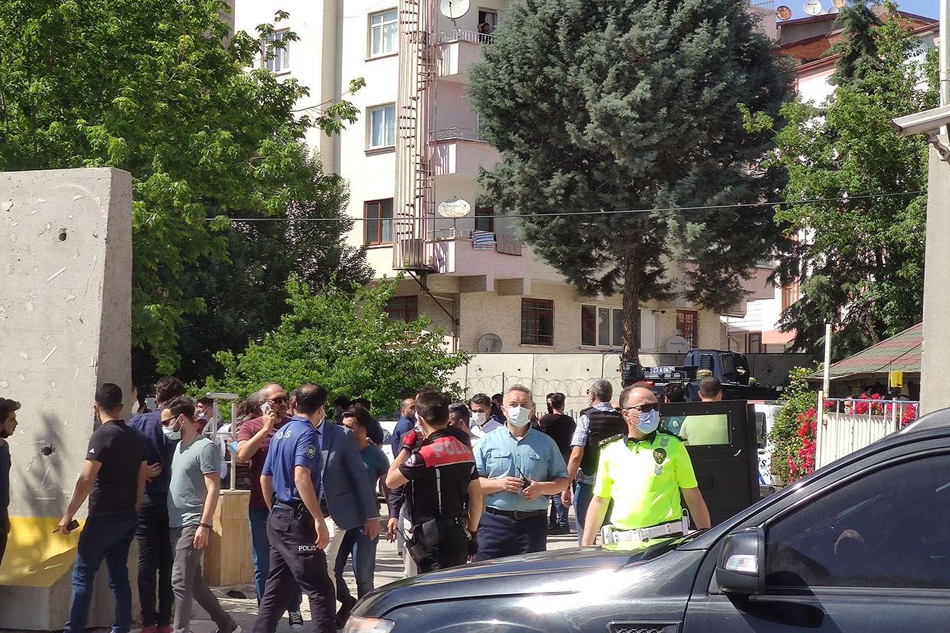 Karakol önünde ateş açan şahıs ikna sonucu teslim oldu Karakol önünde ateş açan şahıs ikna sonucu teslim oldu